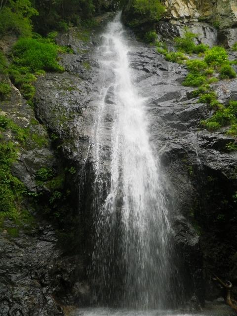 堂倉谷右俣の40mの滝。